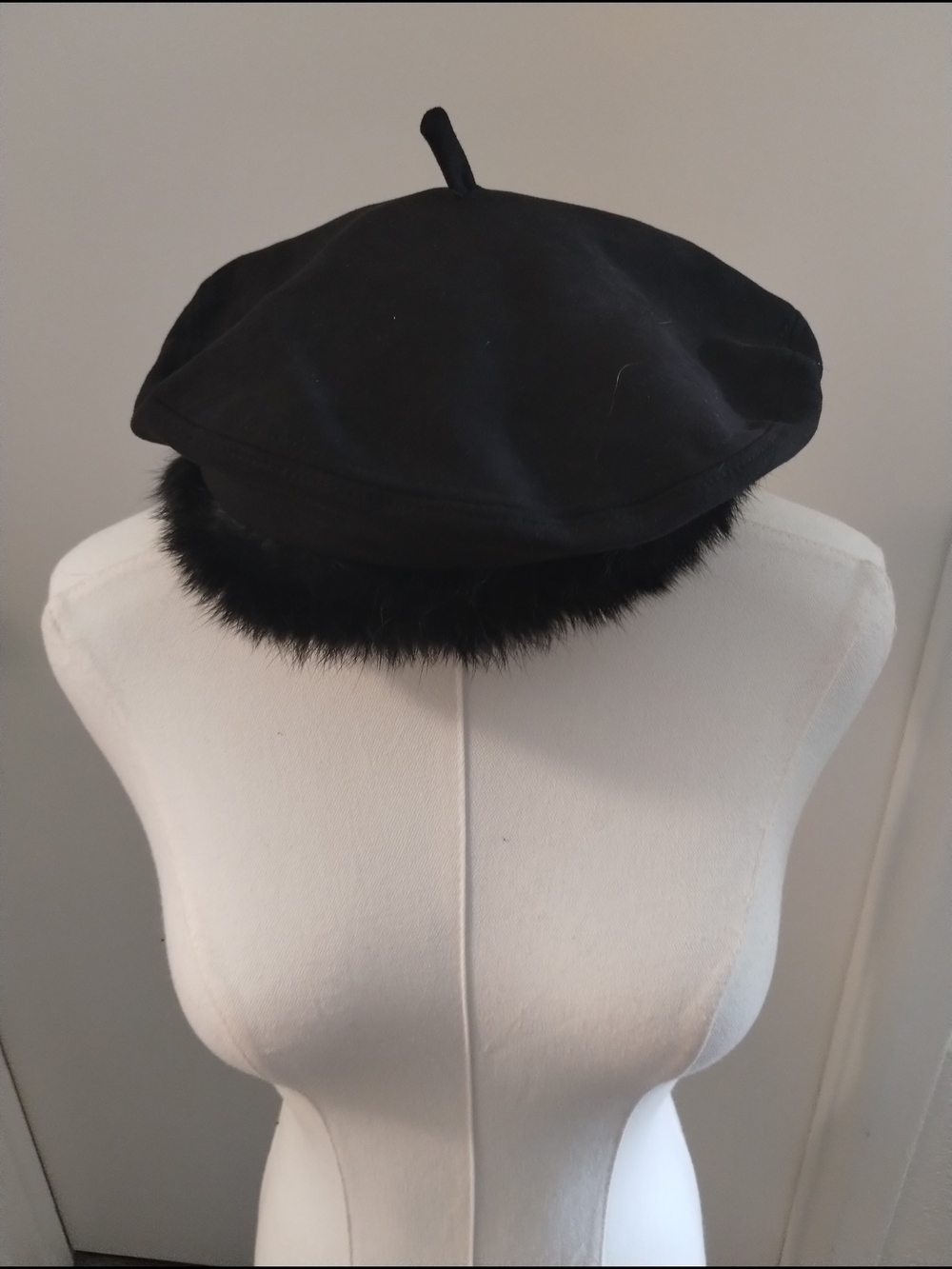 Source Unknown Black Beret with Faux Fur Trim